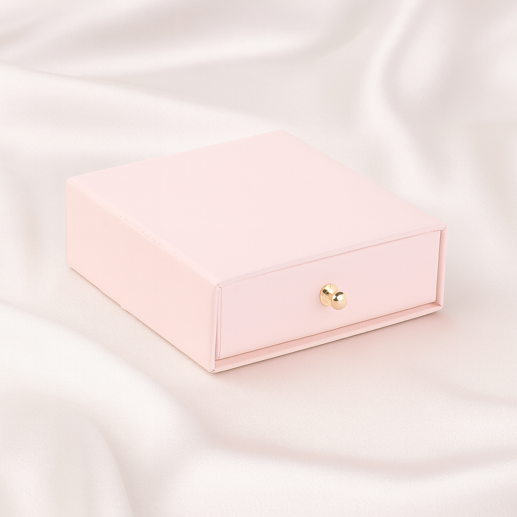 Różowe pudełko na biżuterię z czarnym wnętrzem